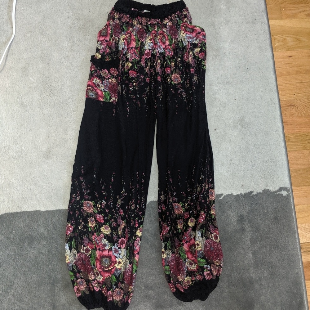 Black flowered wide-legged cuffed pants